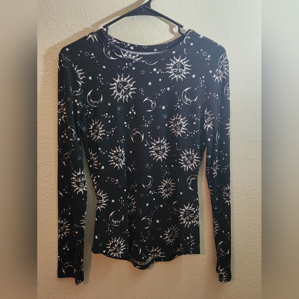 No Boundaries Top Women's Size L Long Sleeve Black White Sun Moon Stars